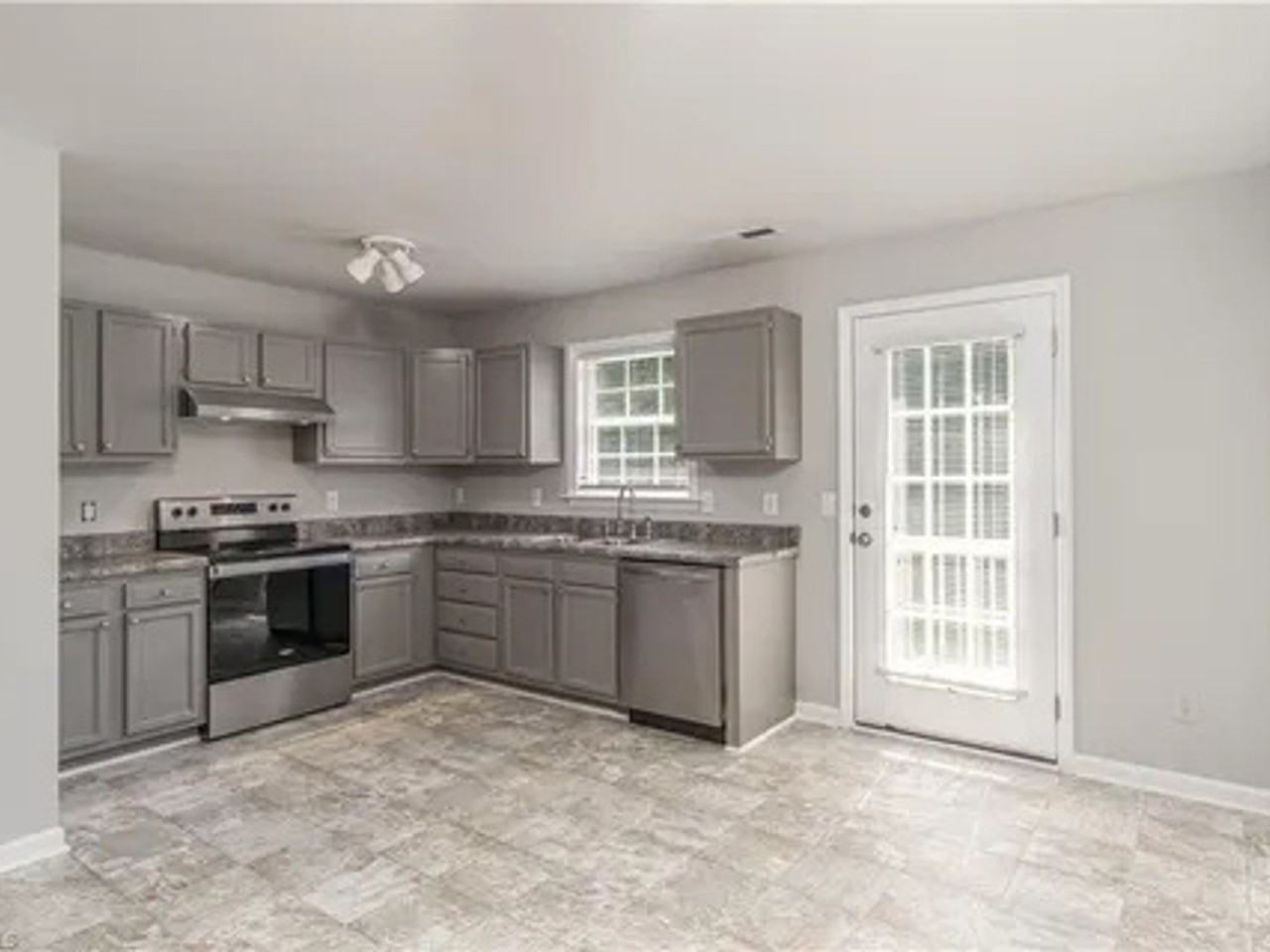 556 Mission Rd - Photo 3 of 30