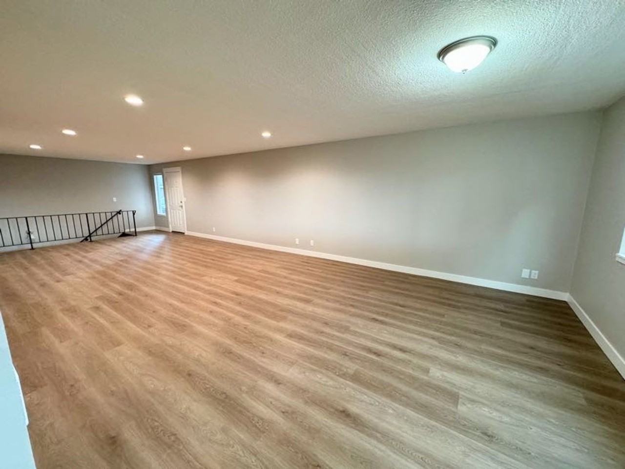 3287 Se Maple St - Photo 3 of 11