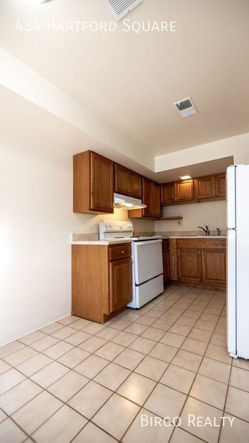 434 Hartford Sq - Photo 2 of 20