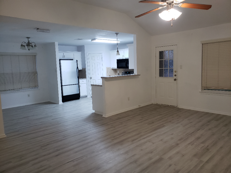 1121 Dixon Cir - Photo 4 of 20