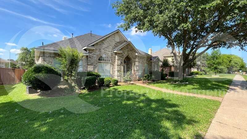 2913 Bellerive Dr - Photo 2 of 37