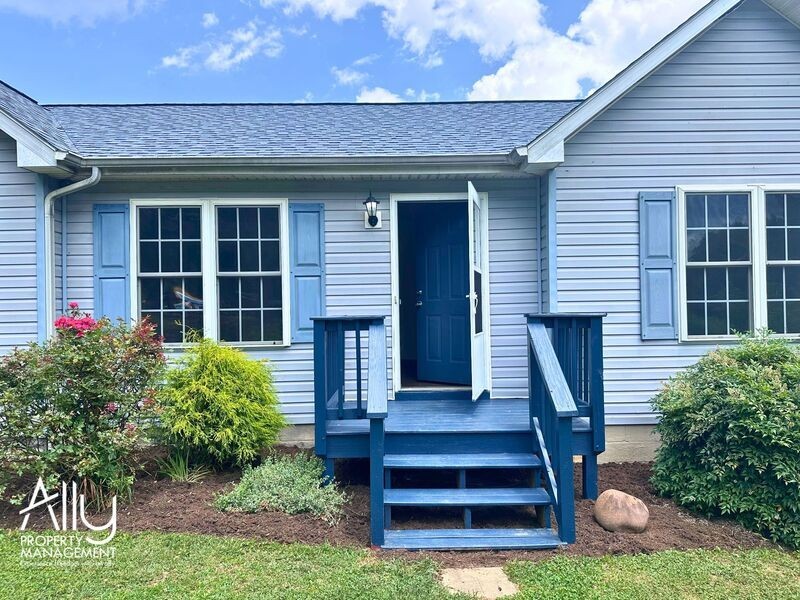 1571 Grove Hill Ln - Photo 2 of 19
