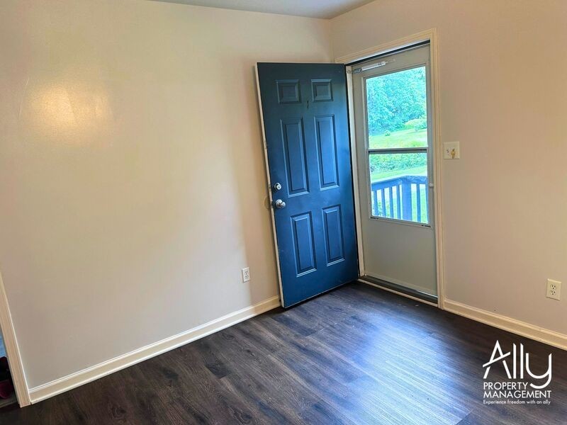 1571 Grove Hill Ln - Photo 3 of 19