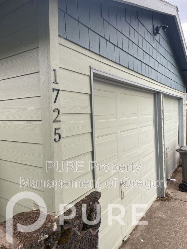 1725 Se 5th St - Photo 2 of 30