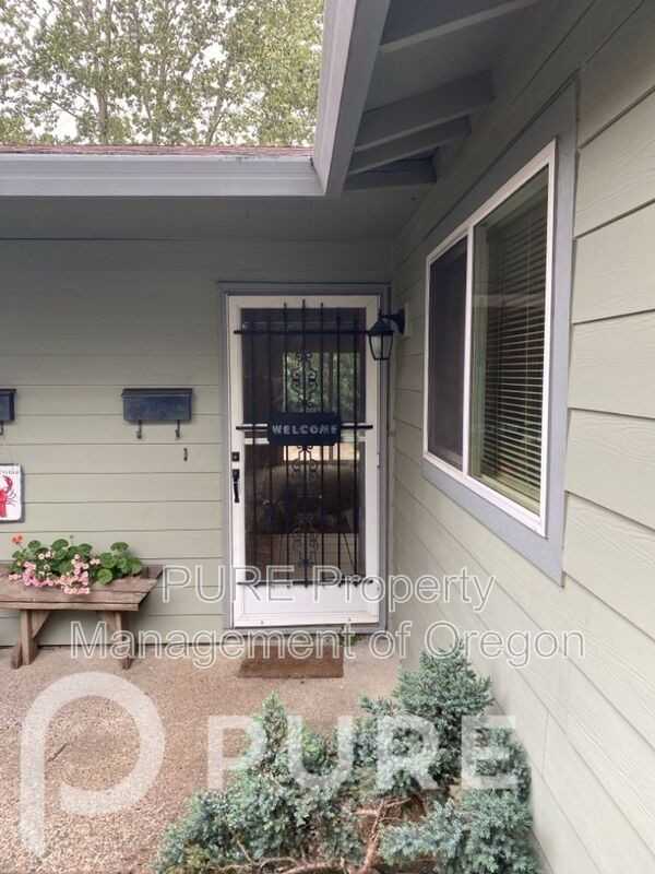 1725 Se 5th St - Photo 3 of 30