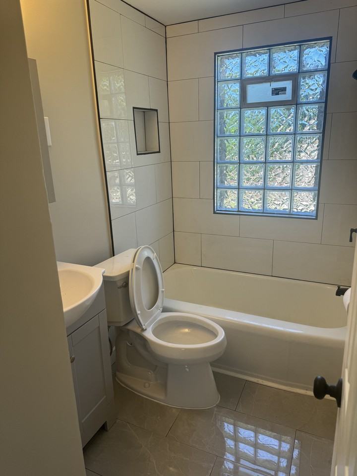 623 Berkeley Rd #623 - Photo 3 of 8