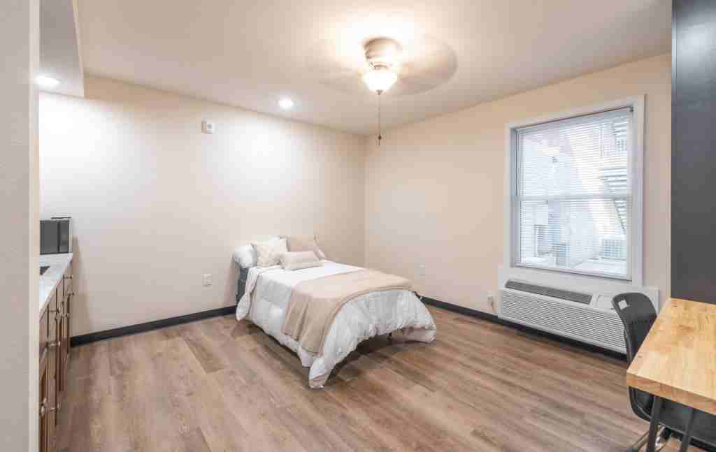 305 W 9th St - Photo 3 of 11