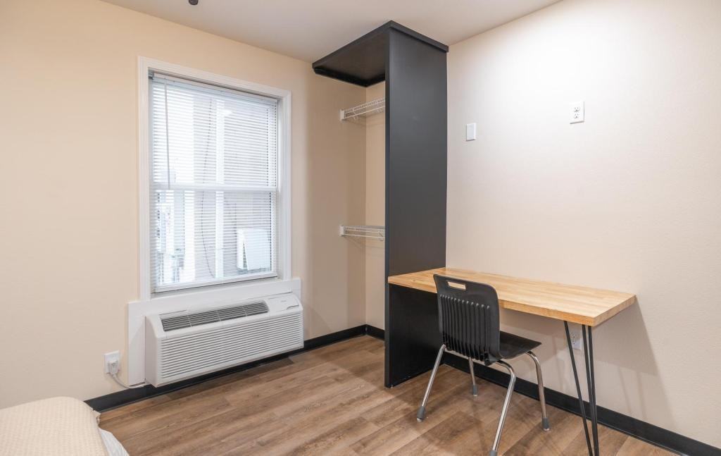 305 W 9th St - Photo 4 of 11