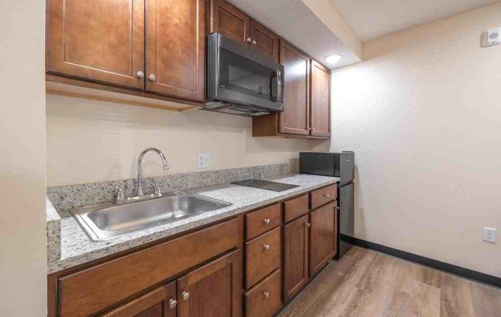 305 W 9th St - Photo 5 of 11