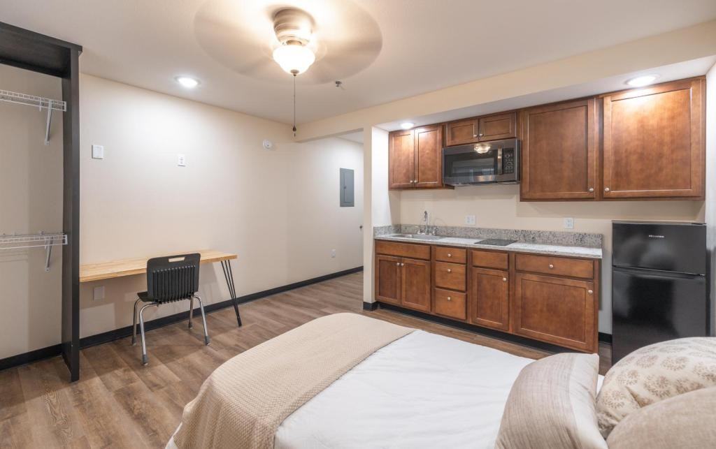 305 W 9th St - Photo 6 of 11