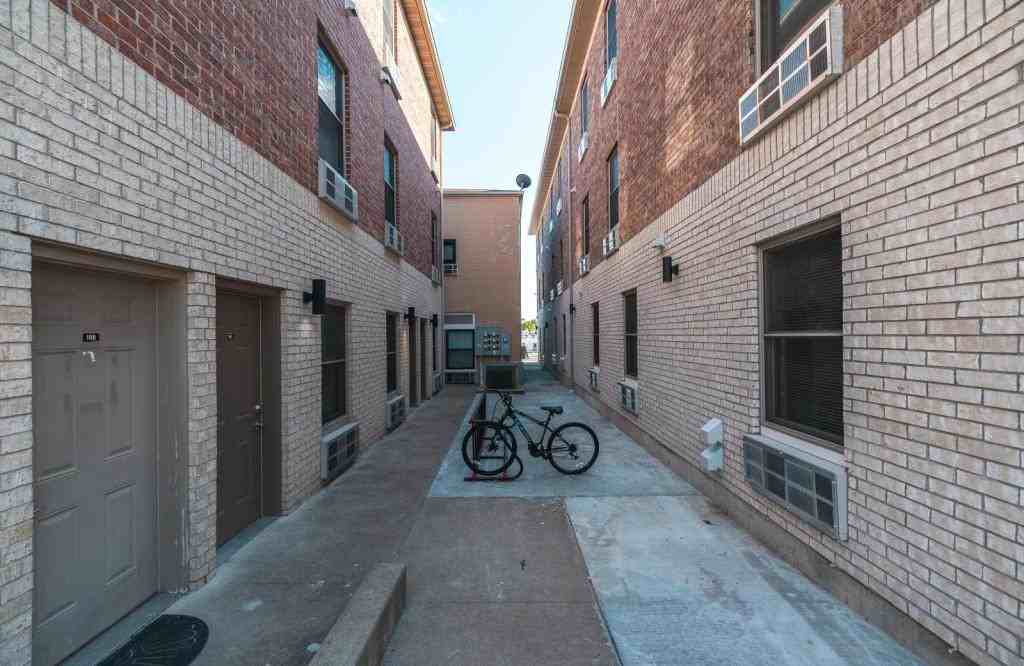 305 W 9th St - Photo 7 of 11