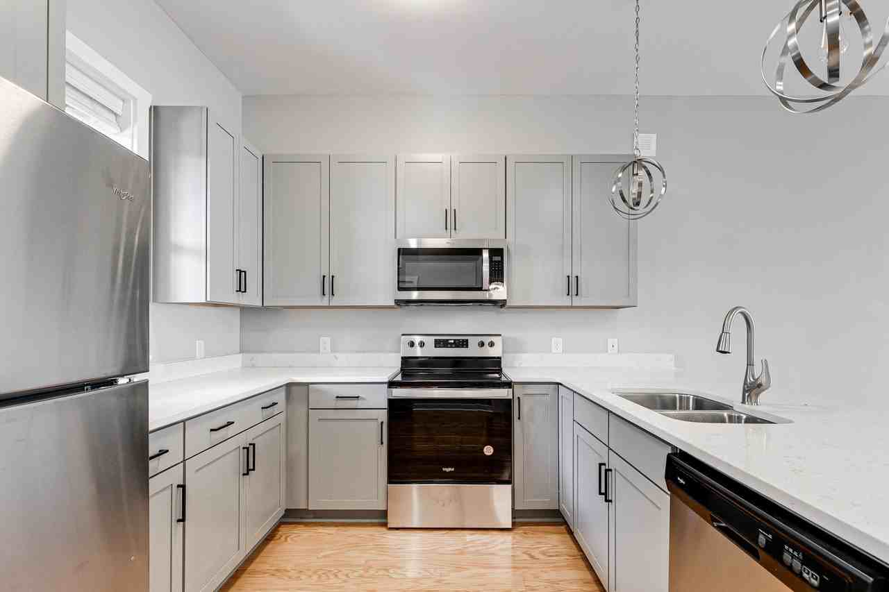 2416 Jefferson Ave - Photo 4 of 32