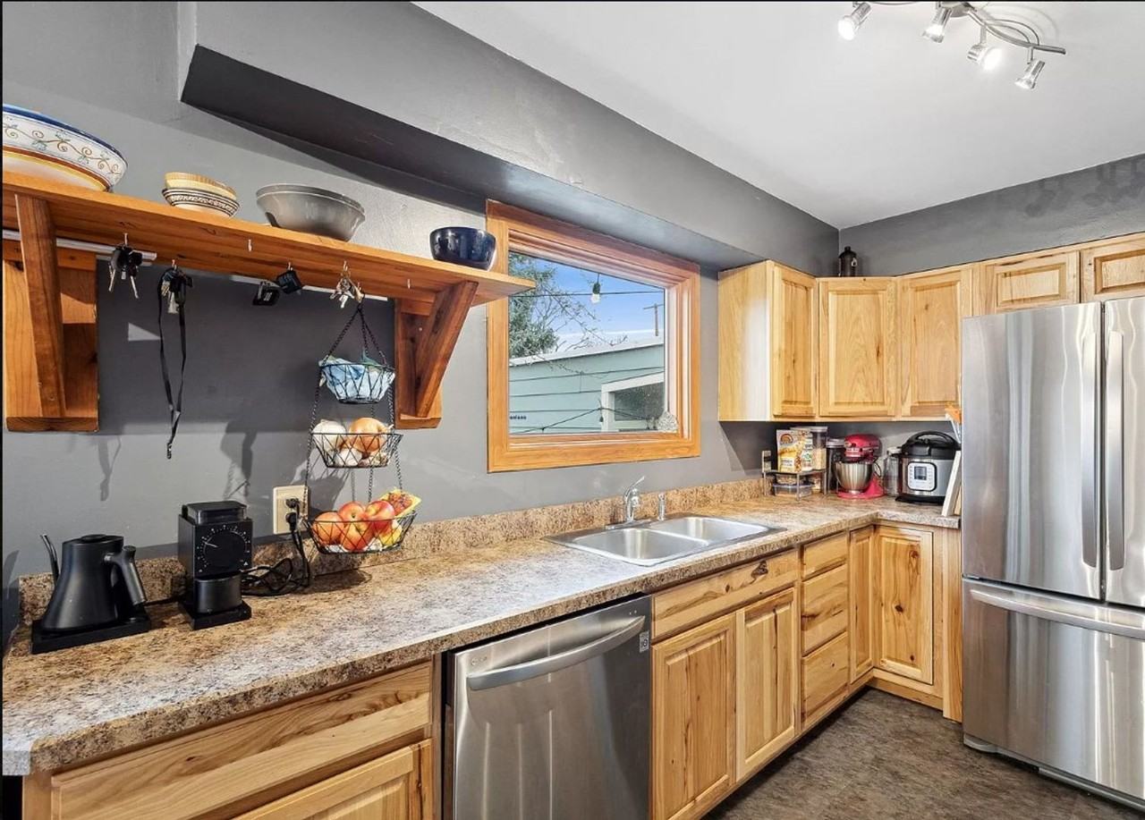 200 Burlington Ave - Photo 5 of 21