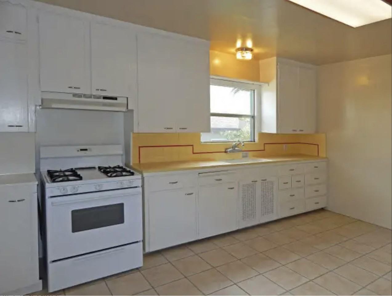 970 W Franklin St #NA - Photo 3 of 15