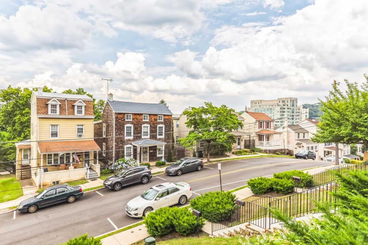 137 Merion Ave - Photo 2 of 29