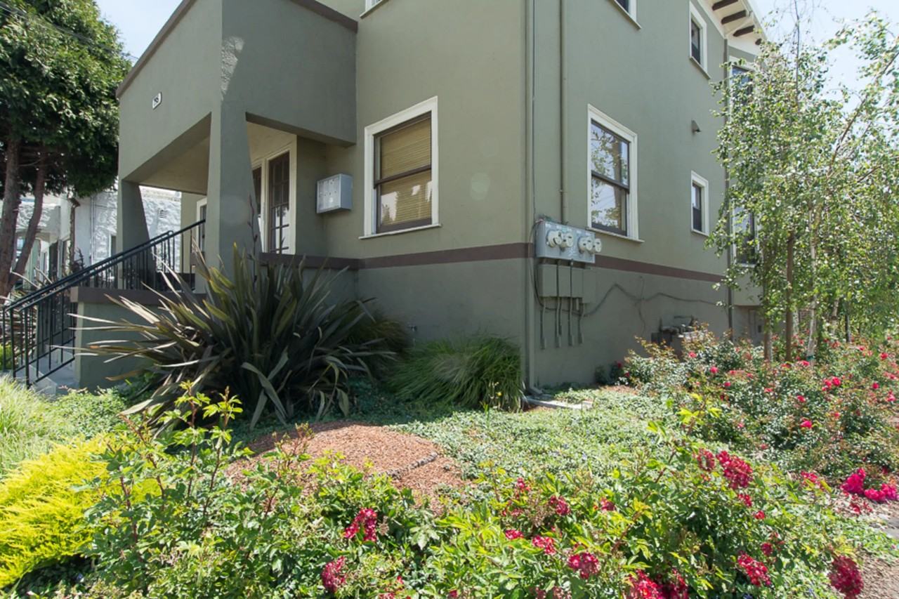 795 40th St - Photo 3 of 26