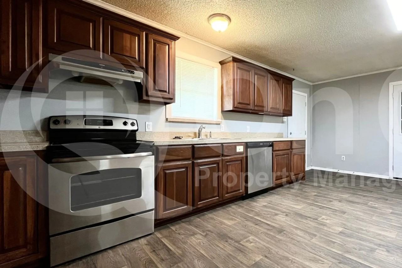 213 Raymond St - Photo 2 of 16