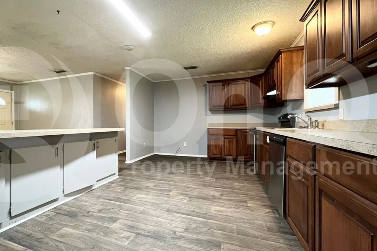 213 Raymond St - Photo 3 of 16