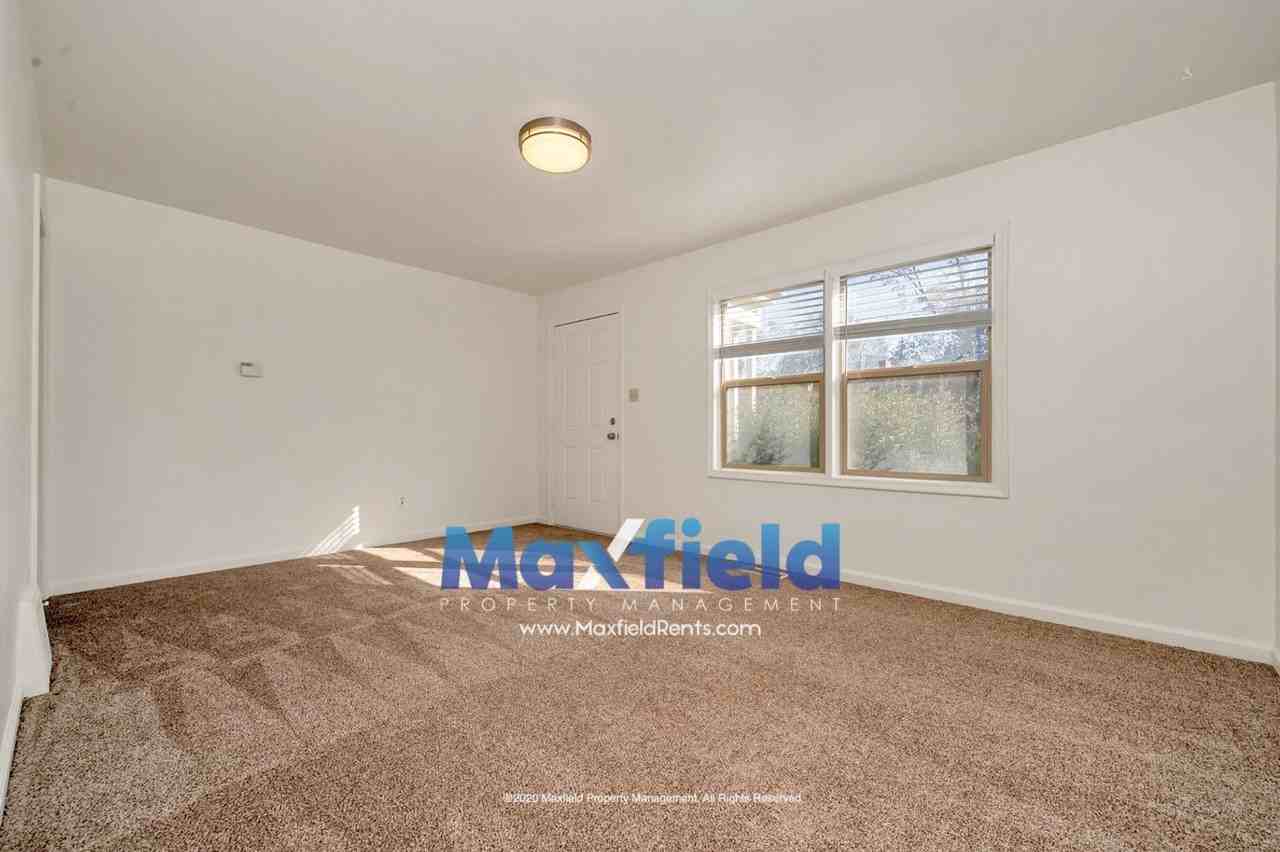2506 S Douglas St - Photo 3 of 15