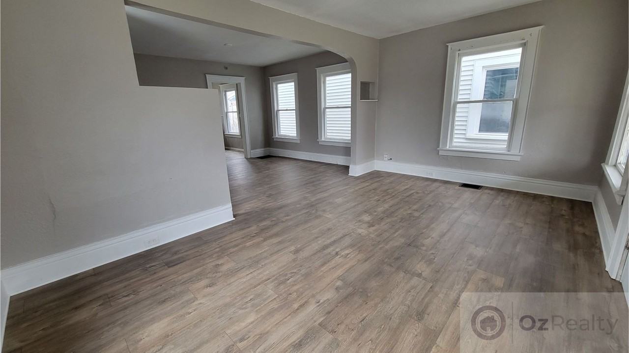 1006 Saint James Ct - Photo 2 of 13