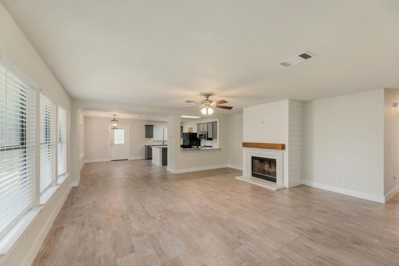 705 Catumet Dr - Photo 3 of 26