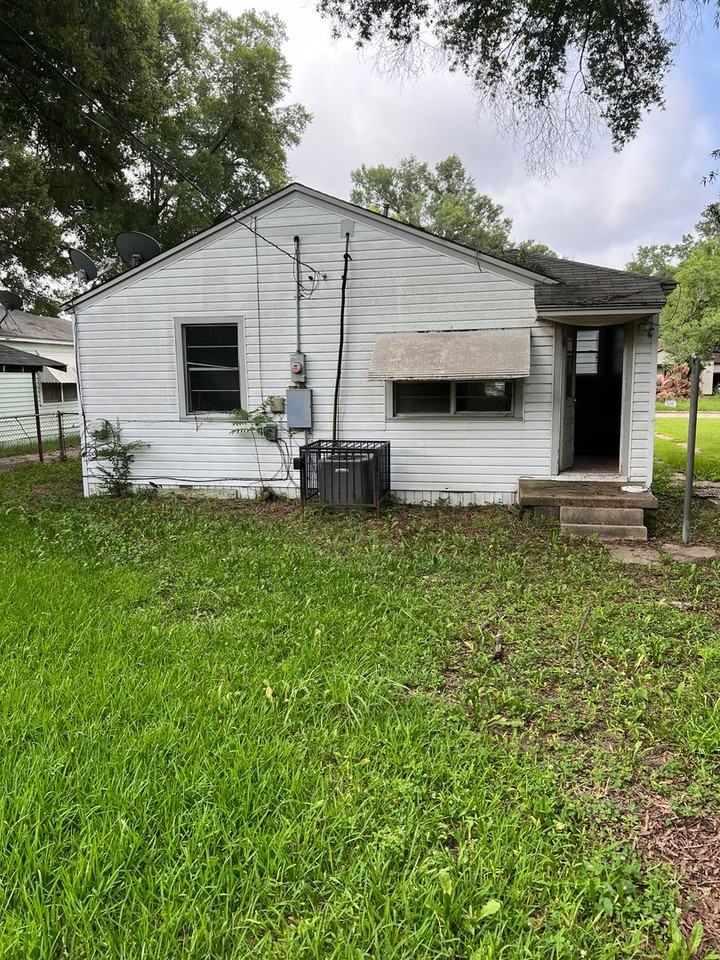 2728 Hillcrest Ave - Photo 3 of 12