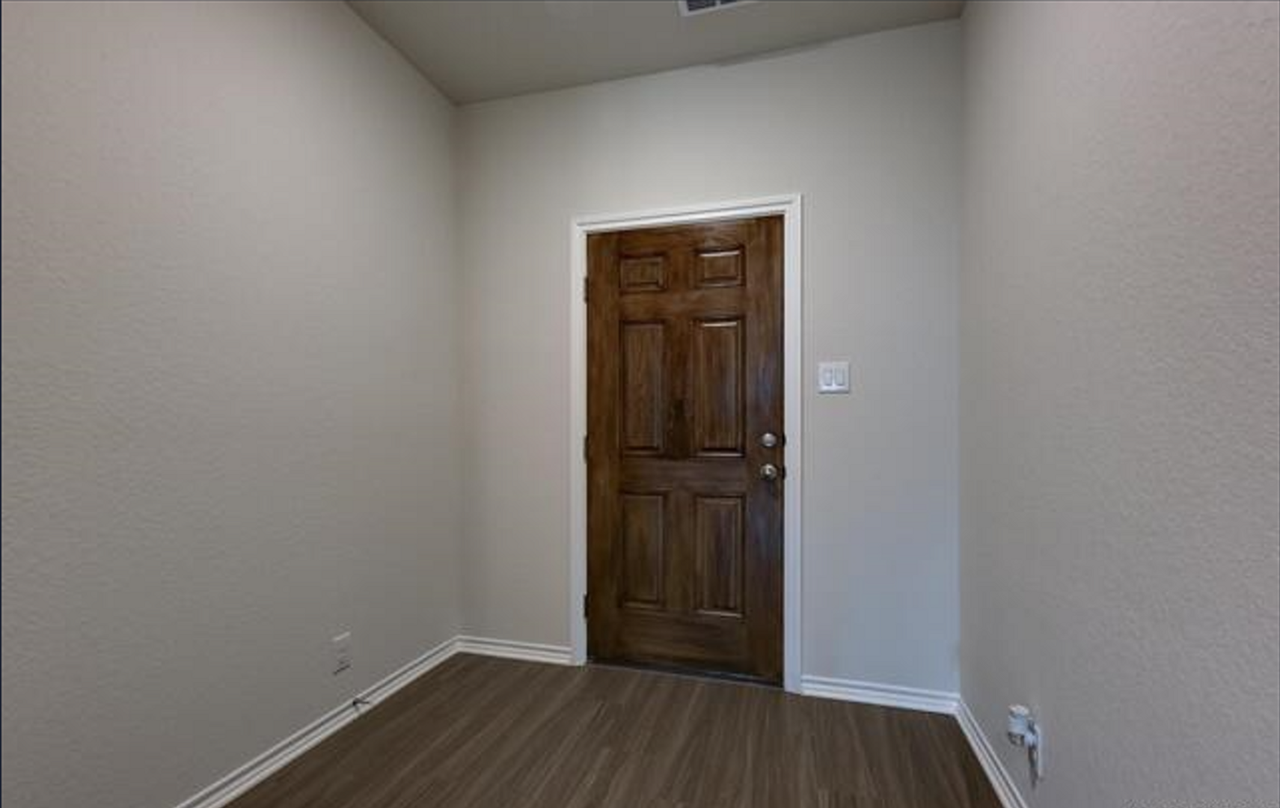 2553 Windle Ln - Photo 4 of 30