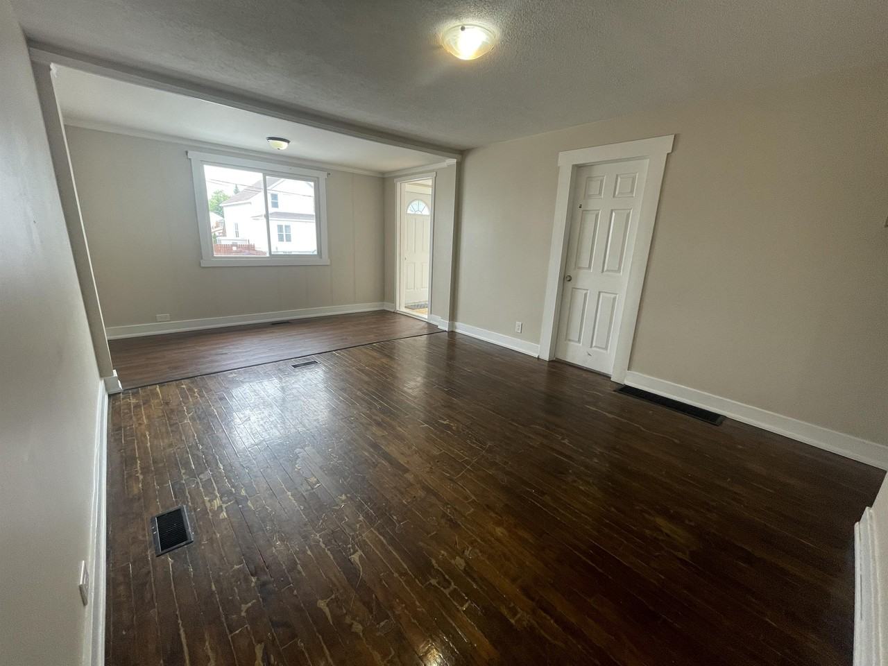 187 Maple St N - Photo 2 of 8