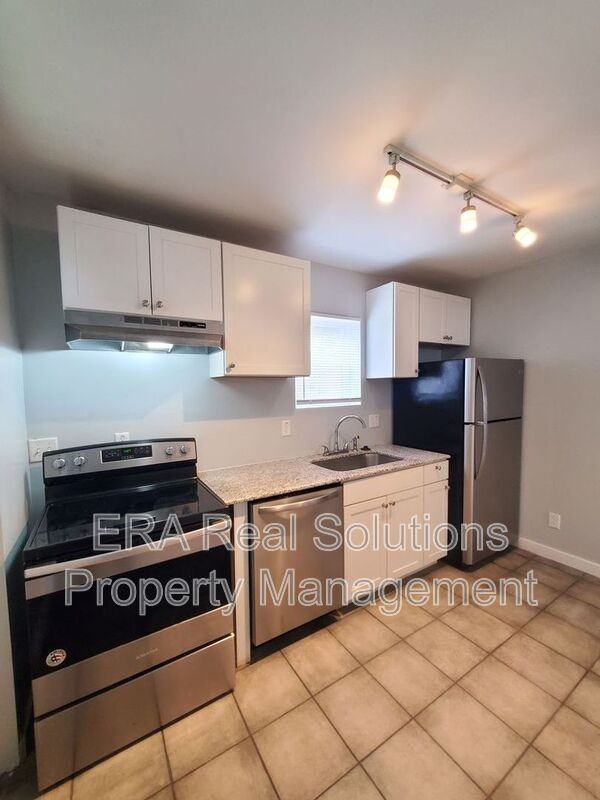 1092 Oakwood Ave - Photo 5 of 13