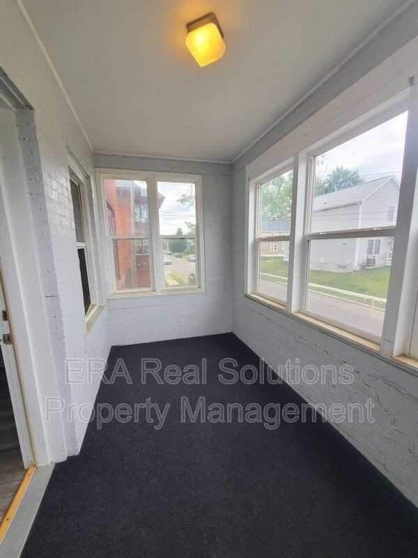 1092 Oakwood Ave - Photo 4 of 13