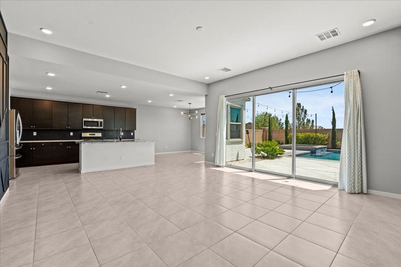 8370 Charleston Peak St - Photo 3 of 31