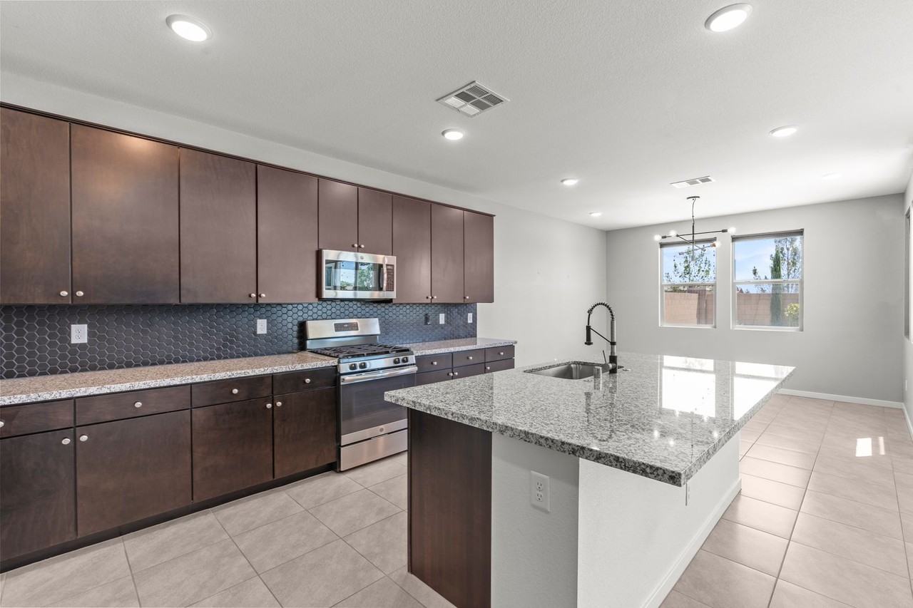 8370 Charleston Peak St - Photo 4 of 31