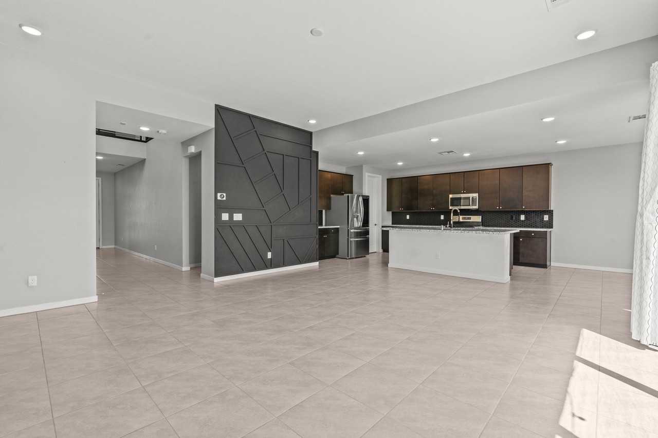 8370 Charleston Peak St - Photo 6 of 31