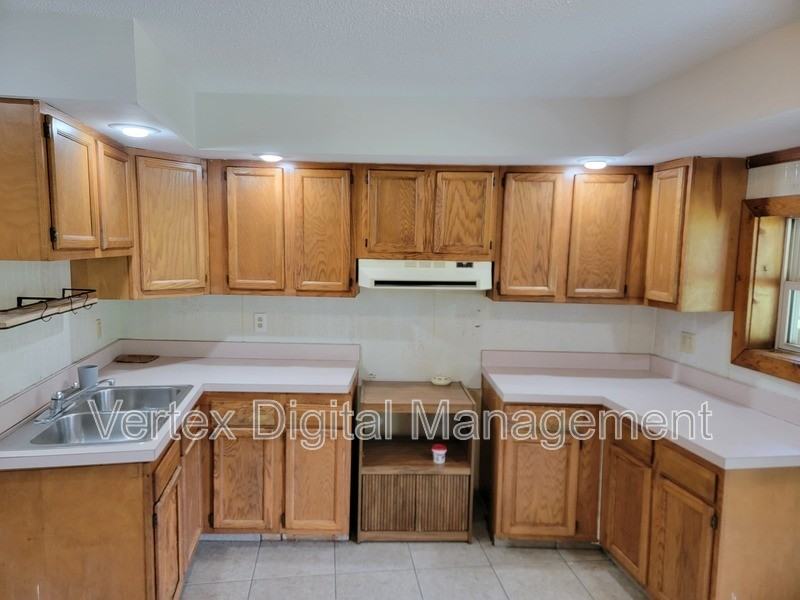 700 Mcalpine St #4 - Photo 2 of 2