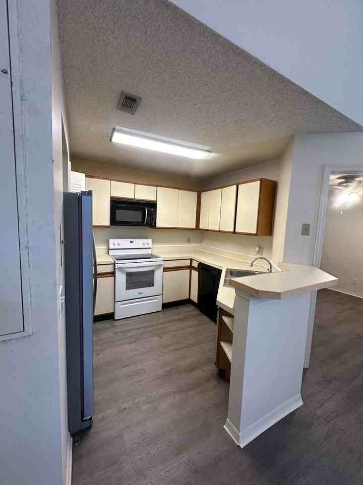 575 Bloomington Ct - Photo 4 of 10