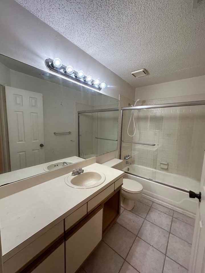 575 Bloomington Ct - Photo 7 of 10