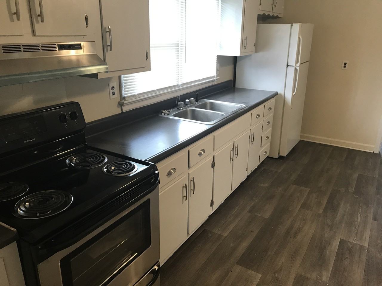 102 N Grove Ave - Photo 2 of 11