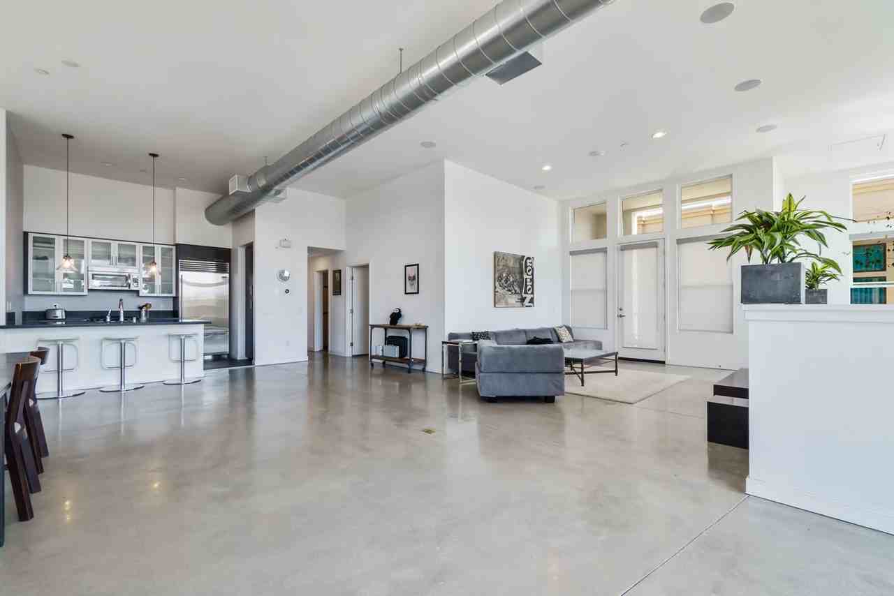 281 N Sycamore St - Photo 3 of 44