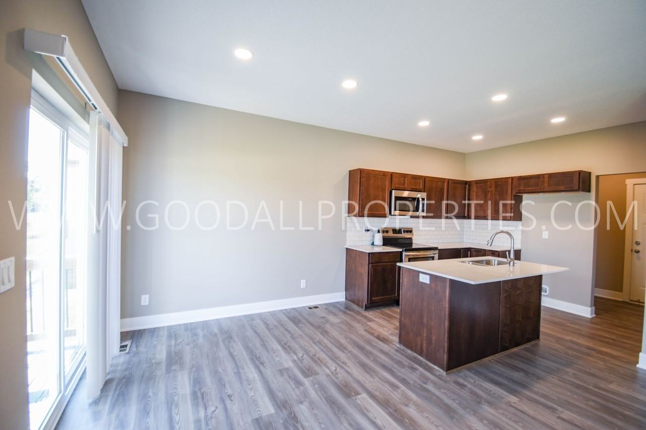 220 Maple Ave - Photo 2 of 25