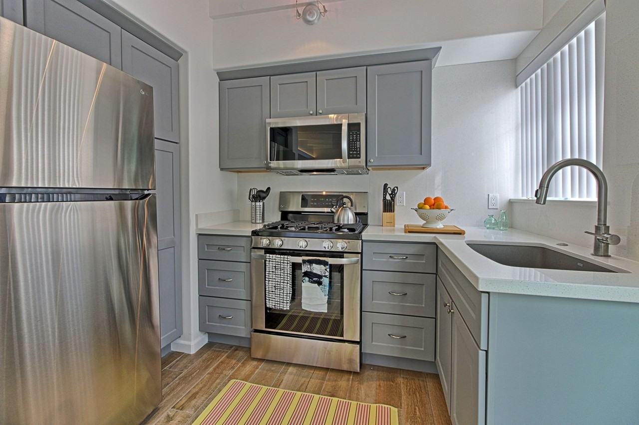 1072 S Seaward Ave - Photo 4 of 39