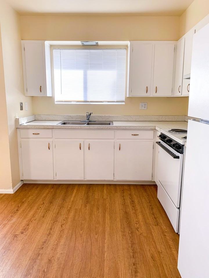 Spacious 2 Bedroom Apartment on Bus Line - Photo 3 of 25