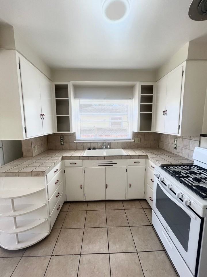 738 Vine St - Photo 5 of 22