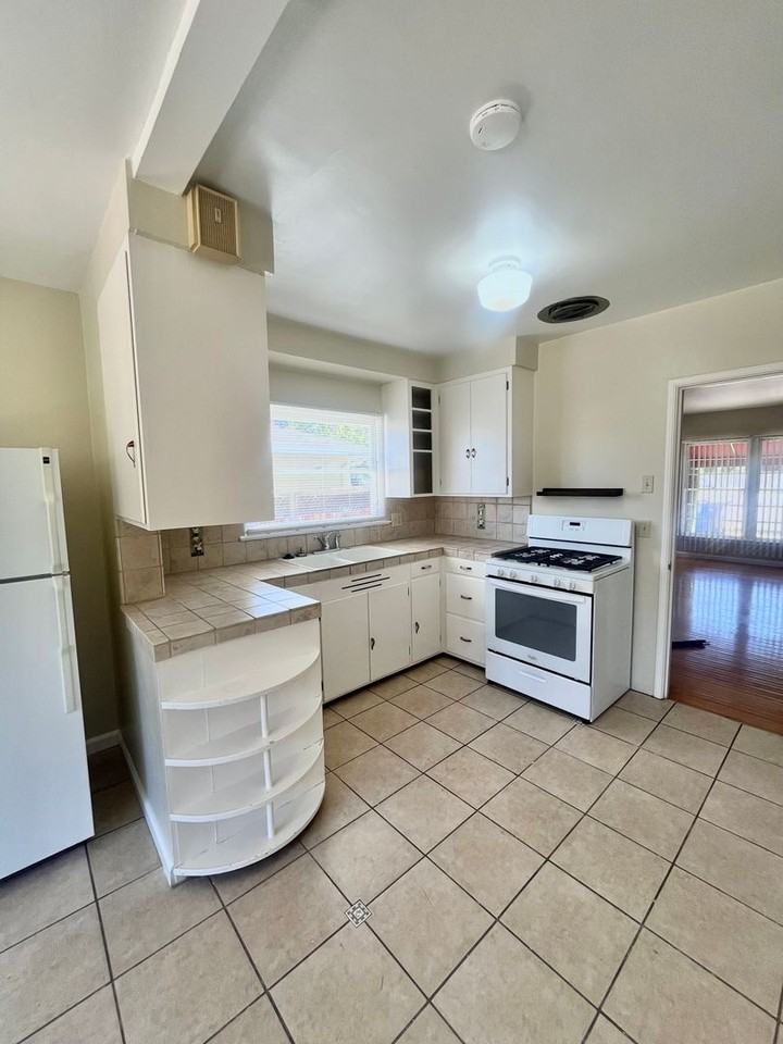 738 Vine St - Photo 7 of 22