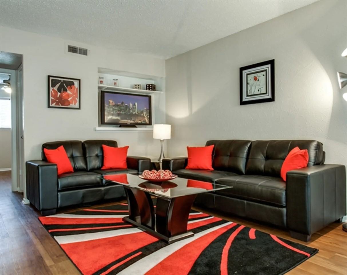 Courtyard of Roses - Photo 2 of 21