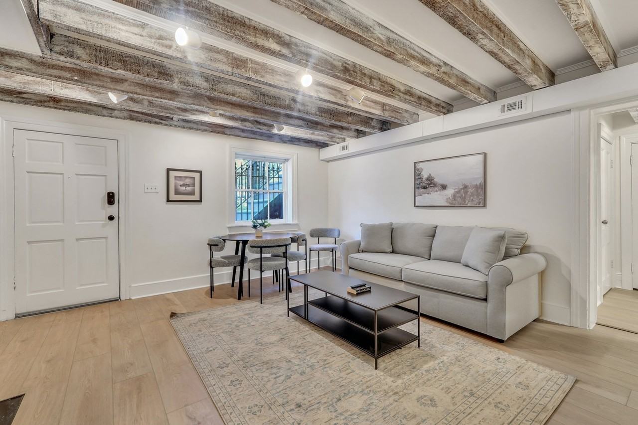 203 E York St - Photo 2 of 24