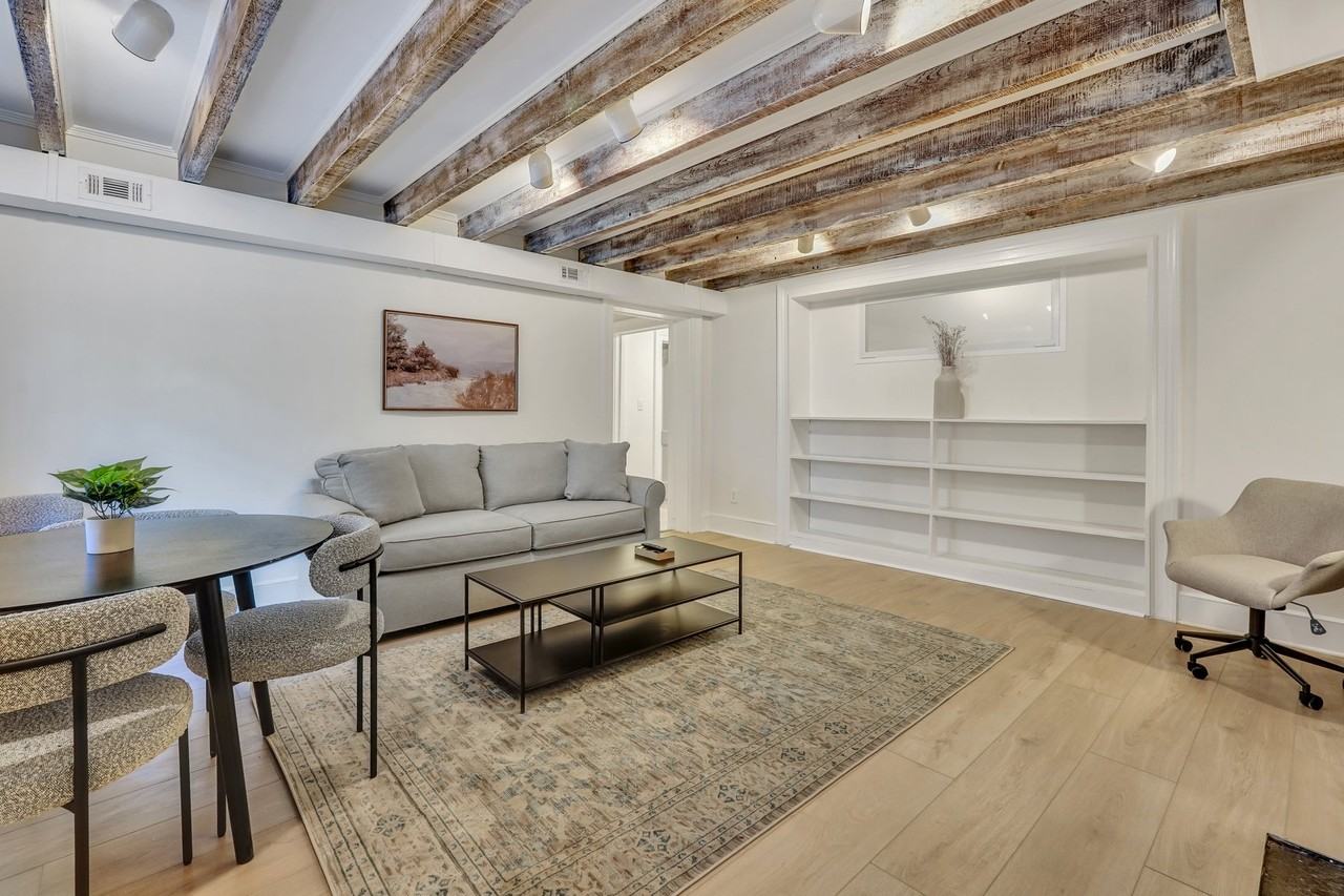 203 E York St - Photo 3 of 24