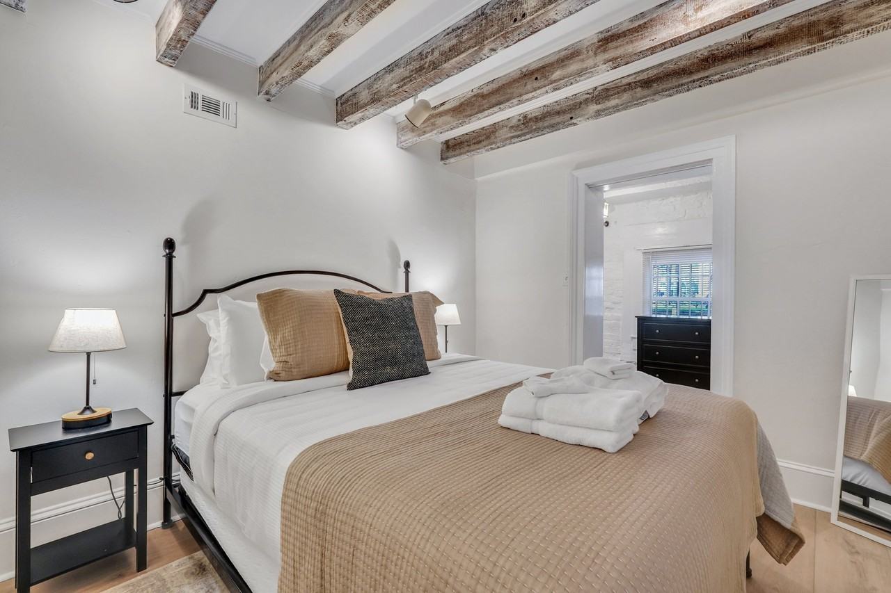 203 E York St - Photo 7 of 24
