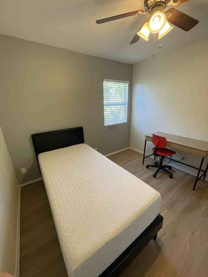 475 Cannon Green Dr - Photo 3 of 10