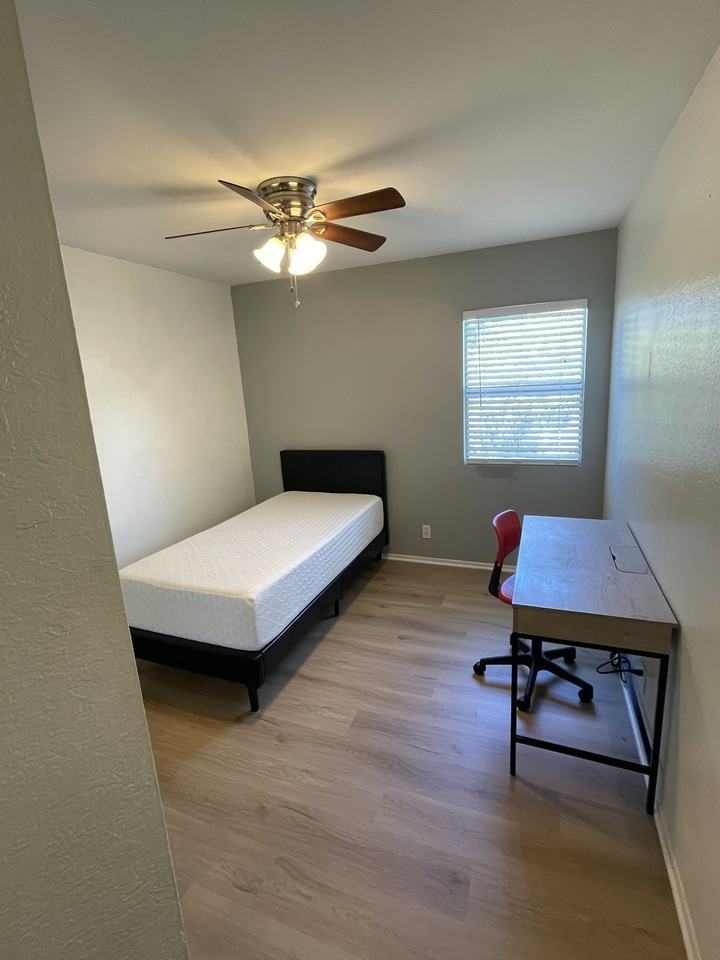 475 Cannon Green Dr - Photo 4 of 10
