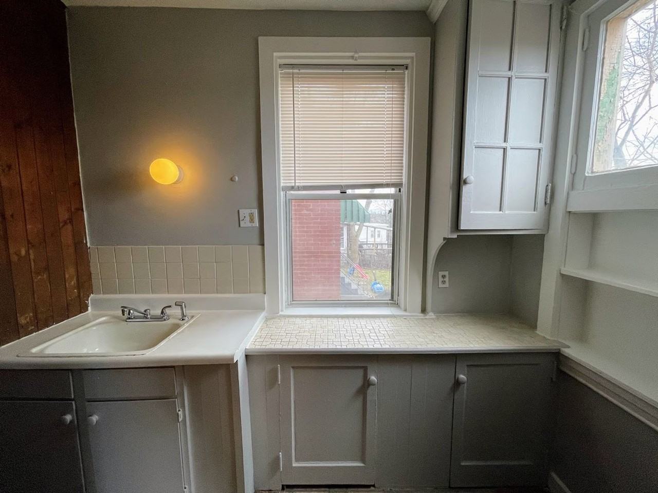 908 Lilac St - Photo 2 of 9